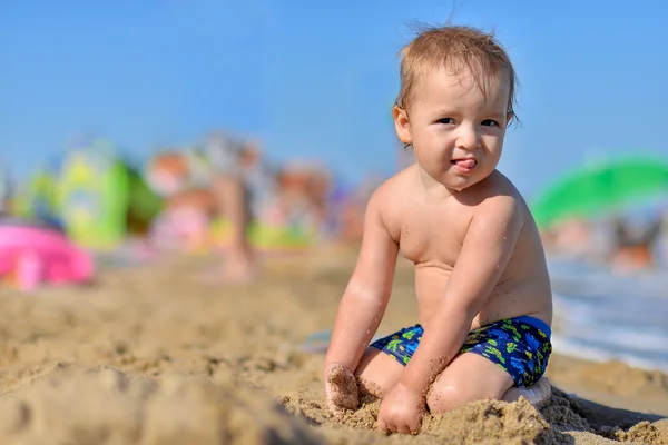 Denize yakın kumlu plaj oyuncakları ile oynarken bebek. — Stok fotoğraf