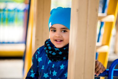 Şirin Afro-Amerikan yürümeye başlayan çocuk mutlu oynamak