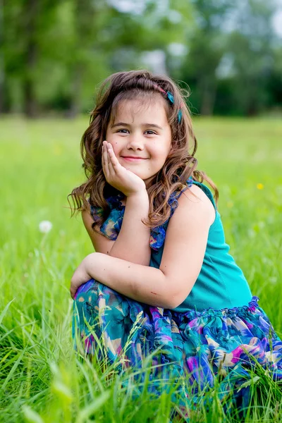 Hermosa niña con el pelo rizado en la naturaleza, sonrisa soleada — Foto de Stock