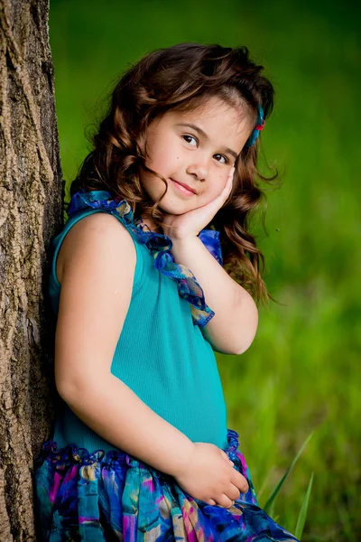 Hermosa niña con el pelo rizado en la naturaleza, sonrisa soleada — Foto de Stock