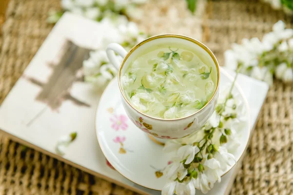 Чай Акация, сваренный в чашке на столе — стоковое фото