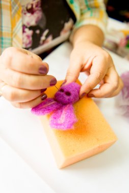 üretim süreci yün yumuşak toys. keçe etkinliği