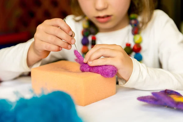 üretim süreci yün yumuşak toys. keçe etkinliği