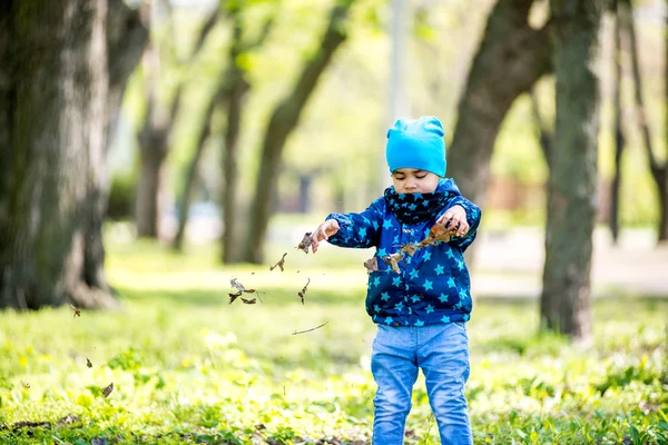 公園でシャボン玉を吹く少年 — ストック写真