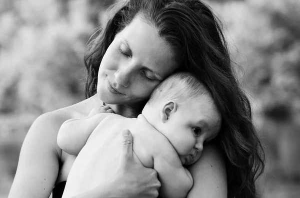 Mãe abraça e beija seu filhinho — Fotografia de Stock