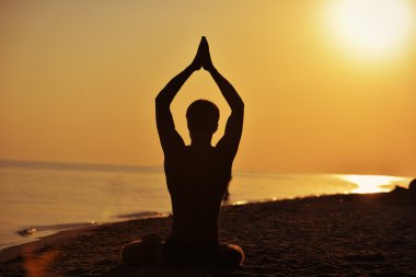 bir erkekte lotus pozisyonu siluet