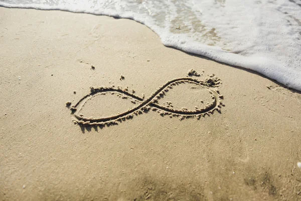 Symbol nekonečna na písku. — Stock fotografie