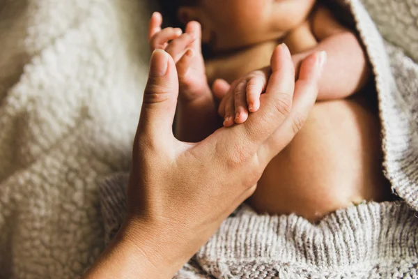 Recién nacido mano sosteniendo dedo madre —  Fotos de Stock