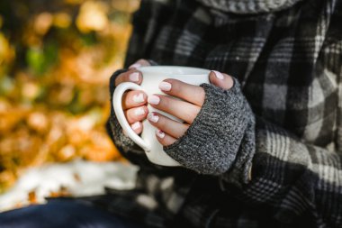 genç kadın ile tablet pc plaj şapka