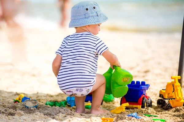 Kumsalda oynarken sevimli bebeğim — Stok fotoğraf