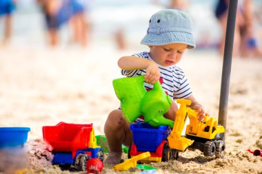 Kumsalda oynarken sevimli bebeğim