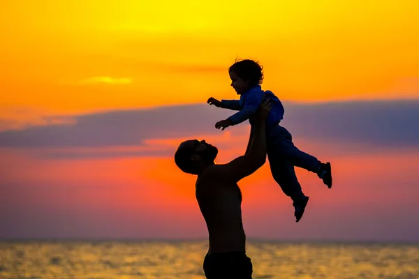 父はビーチで空気の彼の子供を投げて、シルエット ショット — ストック写真