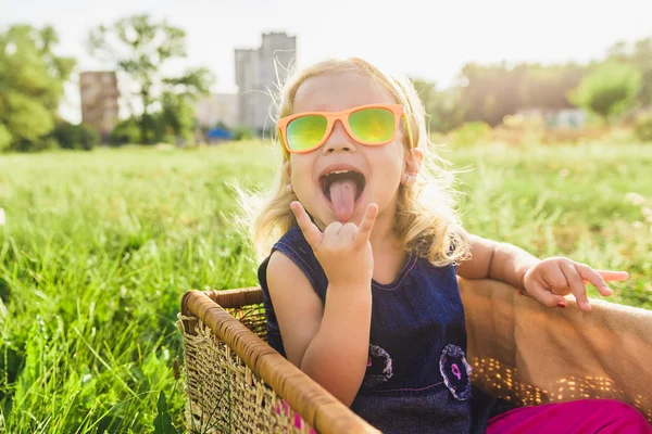 Grappige meisje in zonnebril — Stockfoto