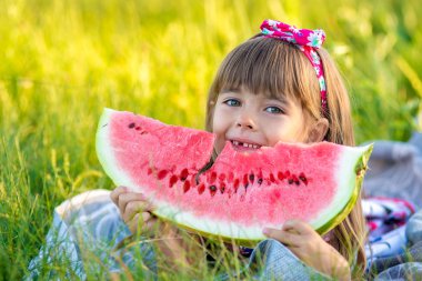 mutlu çocuk karpuz yeme