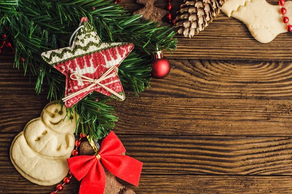 Fond en bois de Noël avec biscuits de Noël, cannelle et sapin de Noël . — Photo