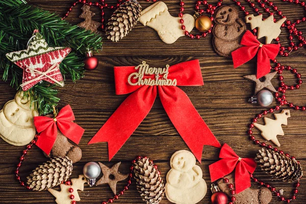 Sfondo natalizio in legno con biscotti natalizi, cannella e albero di Natale . — Foto Stock