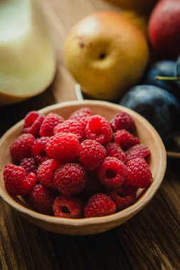 Bir kasede taze ahududu