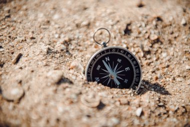 deniz kum ve metin için yer pusula