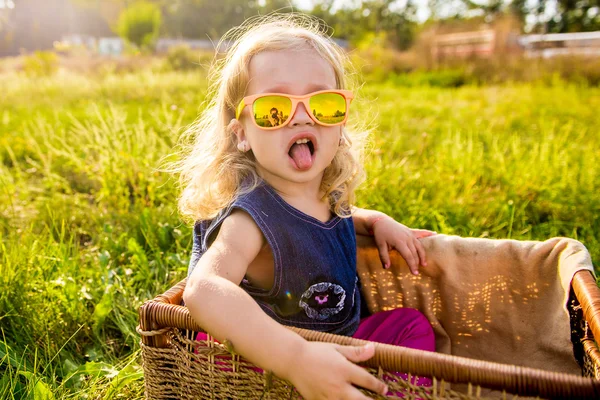 Niña divertida en gafas de sol — Foto de Stock