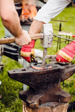 bir atı ayakkabı örs üzerinde dövme smith