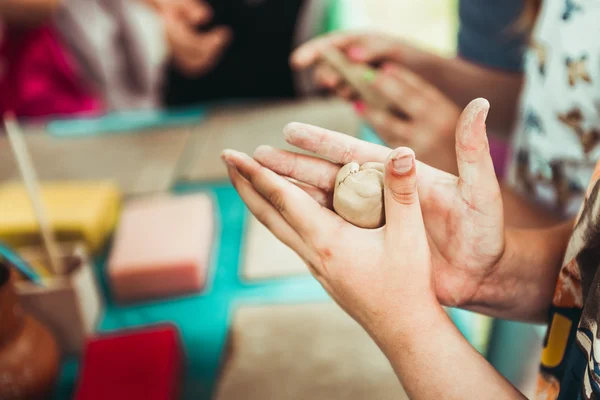 De handen van kinderen beeldhouwt — Stockfoto