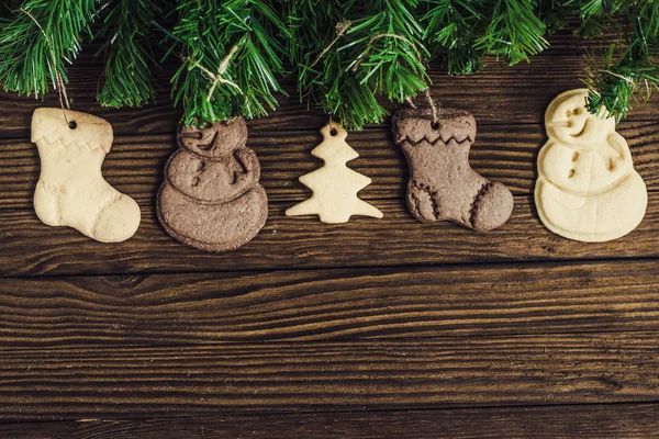 Sfondo natalizio in legno con biscotti natalizi, cannella e albero di Natale . — Foto Stock