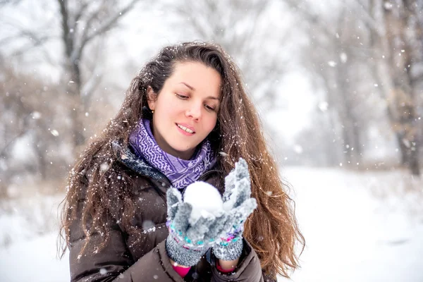 Young woman throwing snow — Stock Photo, Image