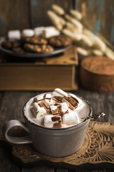 Kopje warme chocolademelk met marshmallows op snijplank — Stockfoto