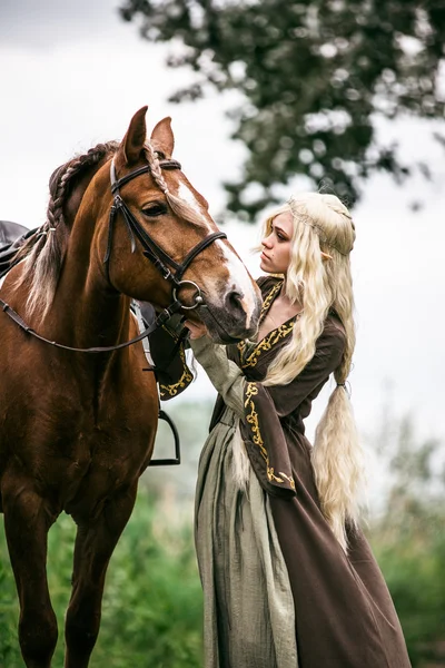 Femme elfe dans la forêt avec un cheval — Photo