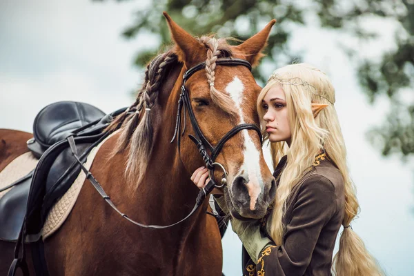 Femme elfe dans la forêt avec — Photo