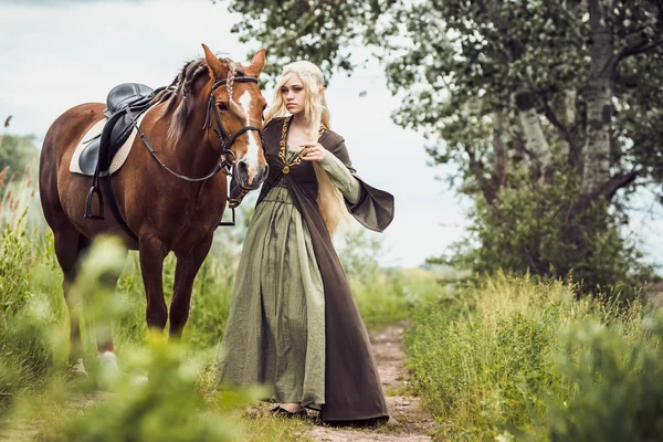 Femme elfe dans la forêt avec — Photo