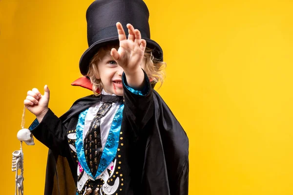 Halloween Urlaubs Und Kindheitskonzept Junge Dracula Kostüm Mit Schwarzem Umhang — Stockfoto