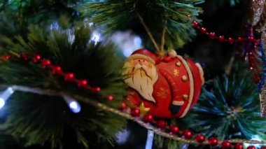 Noel süslemesi Noel Baba 'sı. Parlayan çelenklerle. Yeni yıl ve Noel süslemeleri