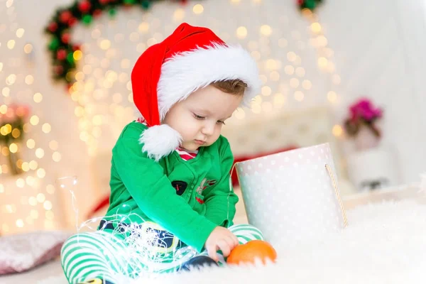 Enfant Habillé Comme Elfe Avec Des Cadeaux Noël Des Jouets — Photo