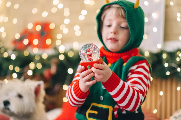 Bonne Année Concept Heureux Enfant Blond Assoit Sur Lit Ouvre — Photo