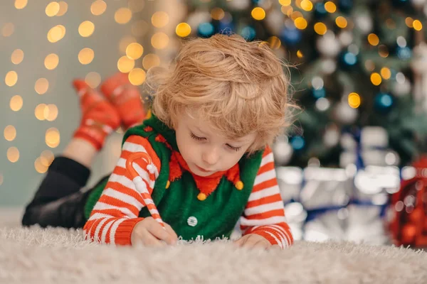 Petit Garçon Rêveur Écrivant Une Lettre Père Noël Couché Sur — Photo