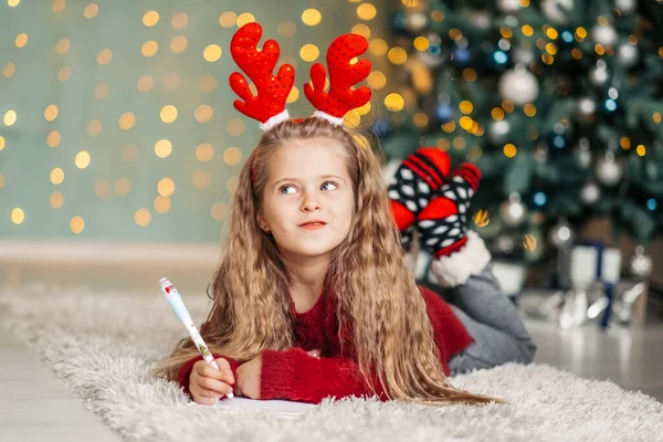Petite Fille Rêveuse Écrivant Une Lettre Père Noël Couché Sur — Photo