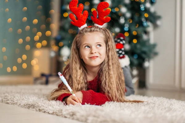 Petite Fille Rêveuse Écrivant Une Lettre Père Noël Couché Sur — Photo