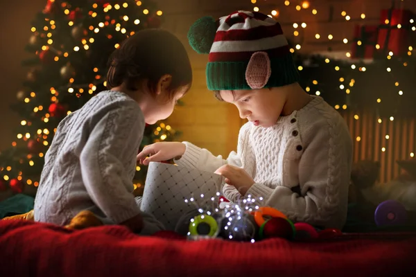 Enfants Excités Dans Chapeau Elfe Ouvrir Une Boîte Cadeau Père — Photo