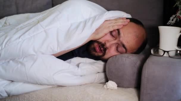 Больной человек, завернутый в одеяло во время эпидемии ковида. — стоковое видео