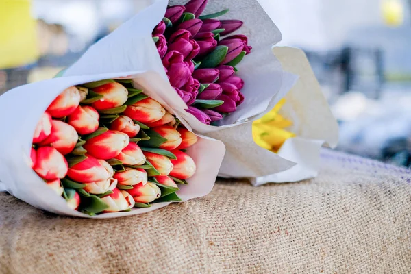 Muchos Ramos Tulipanes Puestos Mercado Flores Frescas Cortadas Venta — Foto de Stock