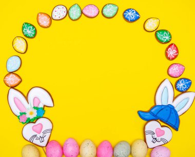 Paskalya pastası arka planı. Farklı sembol ve dekorasyonlarla renklendirilmiş Paskalya kurabiyeleri. Geleneksel Paskalya tatlıları düz zemin