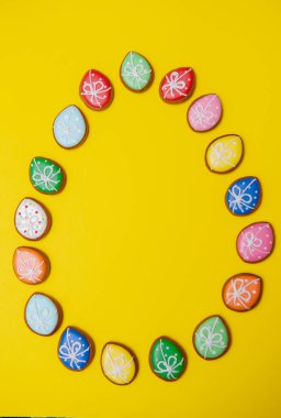 Paskalya pastası arka planı. Farklı sembol ve dekorasyonlarla renklendirilmiş Paskalya kurabiyeleri. Geleneksel Paskalya tatlıları düz zemin