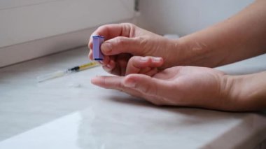 Coronavirüs, COVID 19 'u belirlemek için evde hızlı bir test yapan bir kadın.