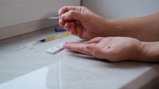 Coronavirüs, COVID 19 'u belirlemek için evde hızlı bir test yapan bir kadın. — Stok video