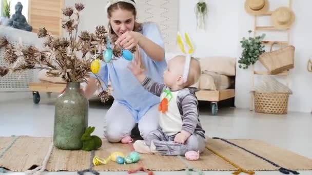 Madre e hijo se preparan para celebrar la Pascua. Niño en traje de conejo de Pascua — Vídeo de stock