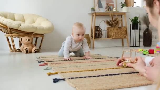 Feliz madre enseña a niño a gatear niño en casa con la madre ayudando a bebé responsabilidad por la maternidad — Vídeo de stock