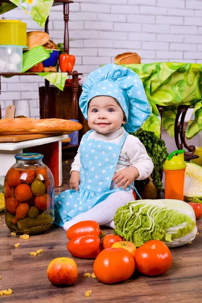 Mała dziewczynka w ubraniu kucharza z bochenkiem chleba — Zdjęcie stockowe