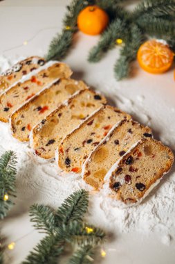 Geleneksel Noel çalı çırpı, dilimlenmiş ve toz haline getirilmiş şeker, şekerli meyve, kuru üzüm ve fındık dolu. Şenlikli bir atmosfer, sıcak ve sıcak bir kış havası..