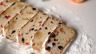 Geleneksel Noel çalı çırpı, dilimlenmiş ve toz haline getirilmiş şeker, şekerli meyve, kuru üzüm ve fındık dolu. Şenlikli bir atmosfer, sıcak ve sıcak bir kış havası..